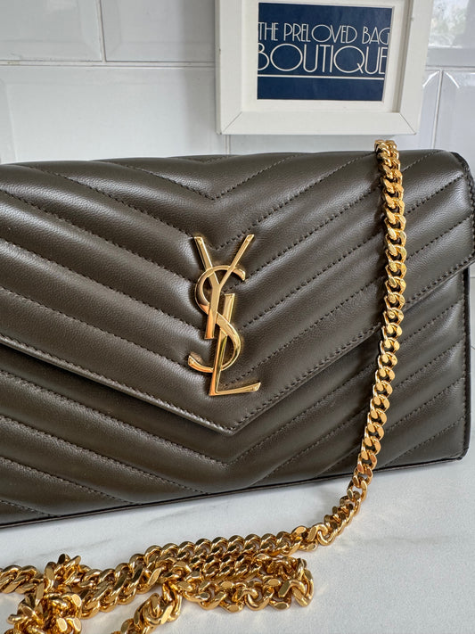 Saint Laurent ‘YSL’ Cassandre Chain Wallet - Light musk