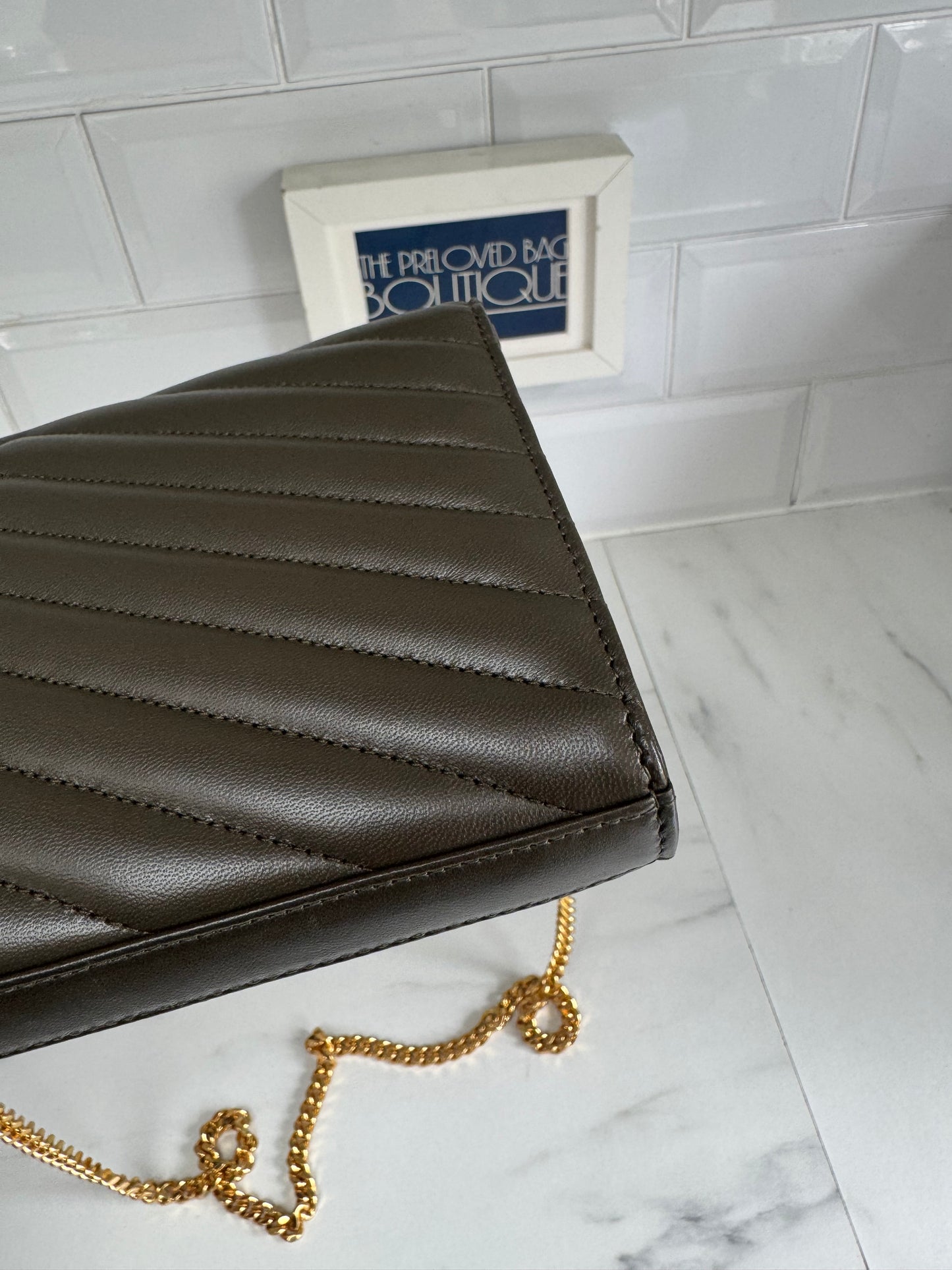 Saint Laurent ‘YSL’ Cassandre Chain Wallet - Light musk