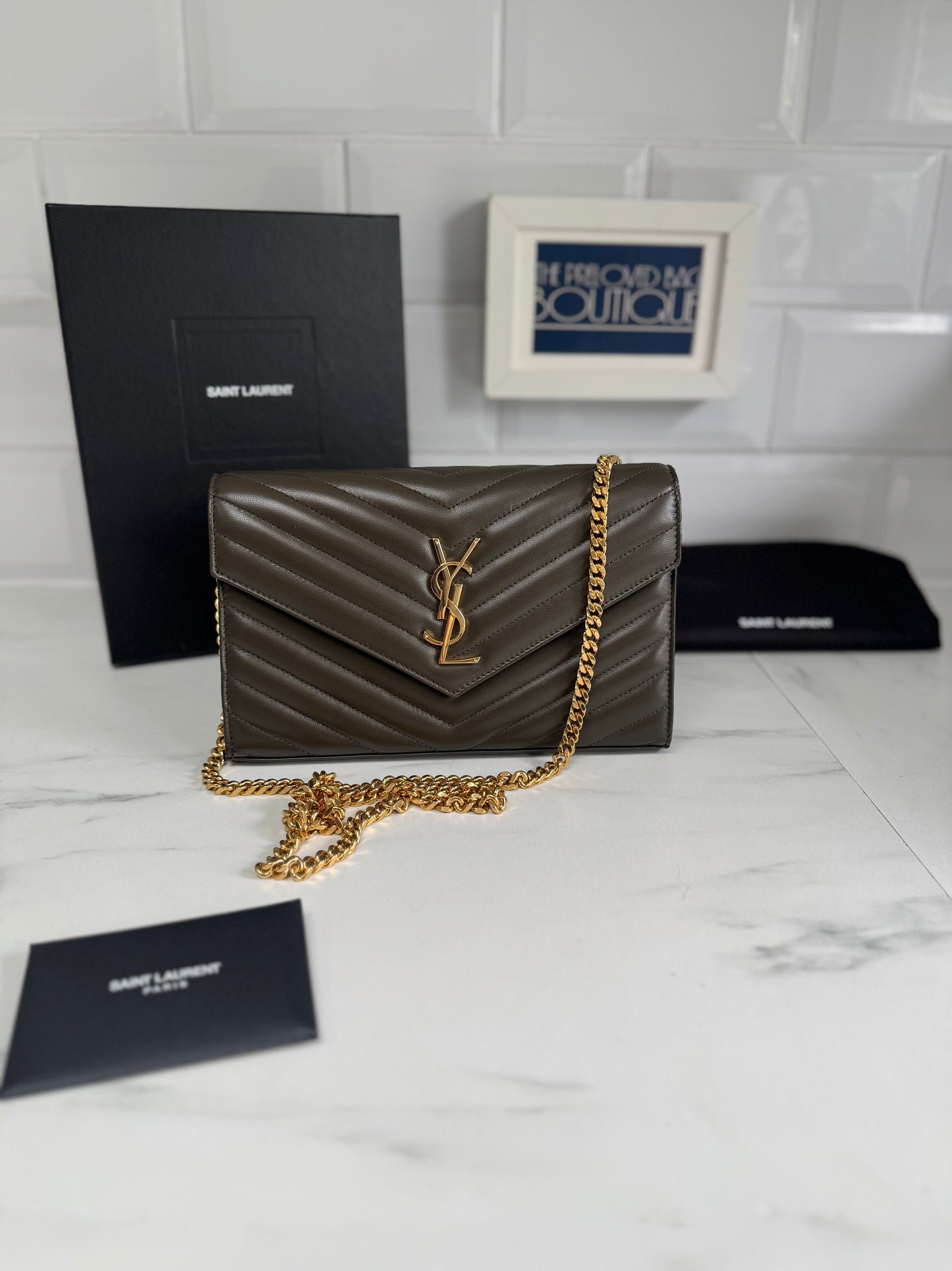 Saint Laurent ‘YSL’ Cassandre Chain Wallet - Light musk