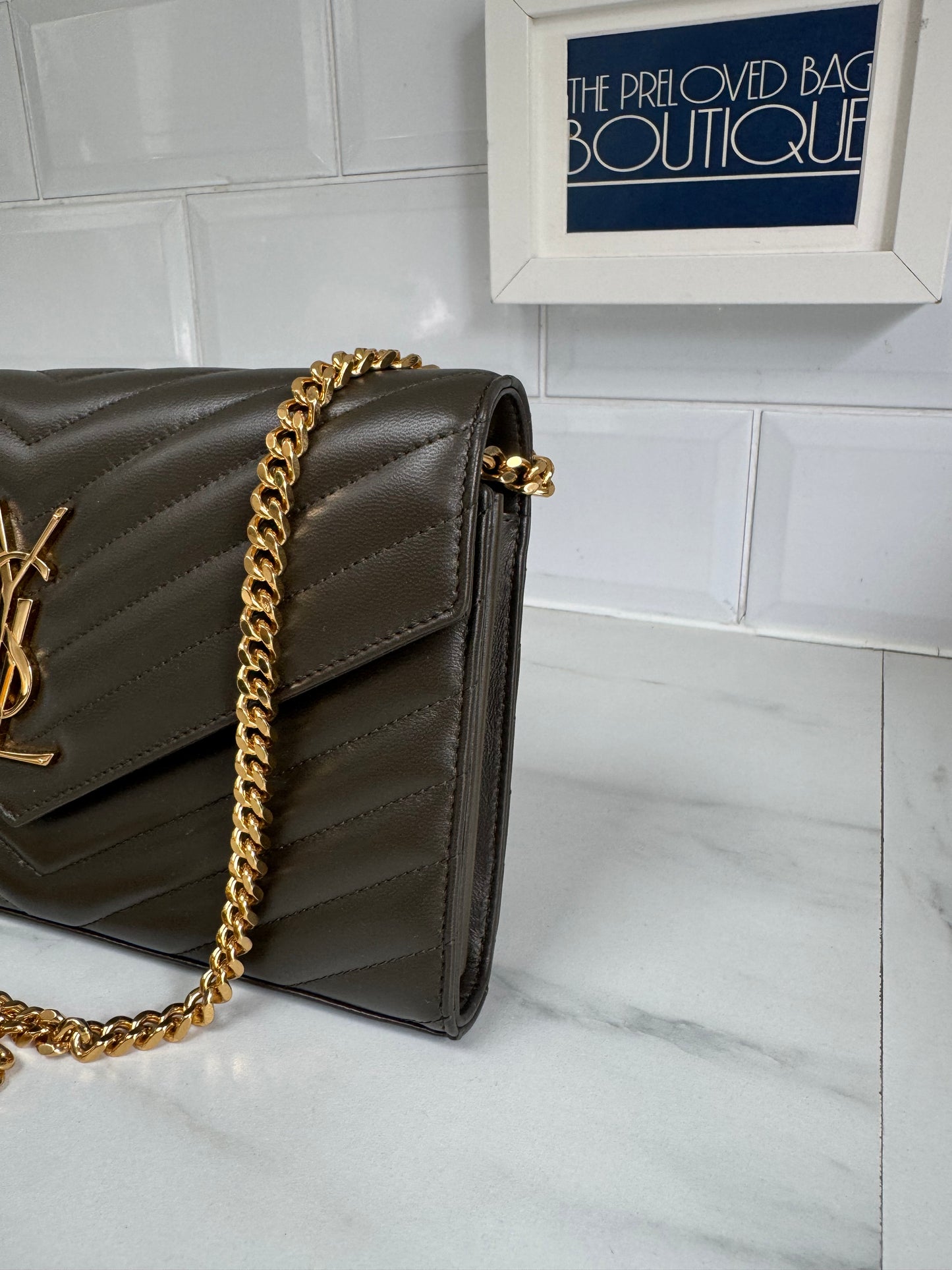 Saint Laurent ‘YSL’ Cassandre Chain Wallet - Light musk