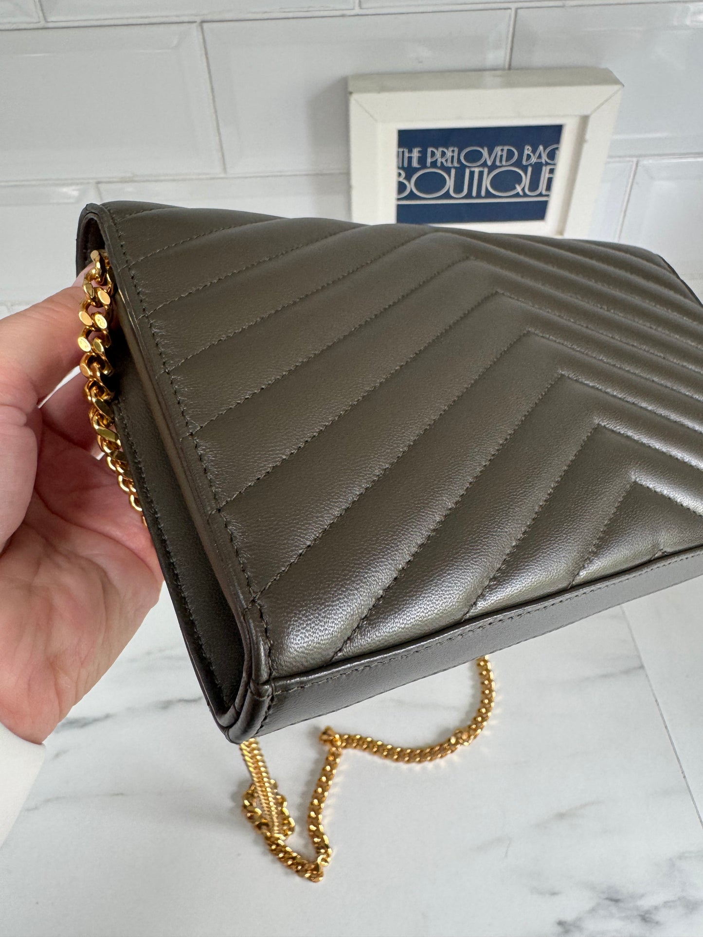 Saint Laurent ‘YSL’ Cassandre Chain Wallet - Light musk