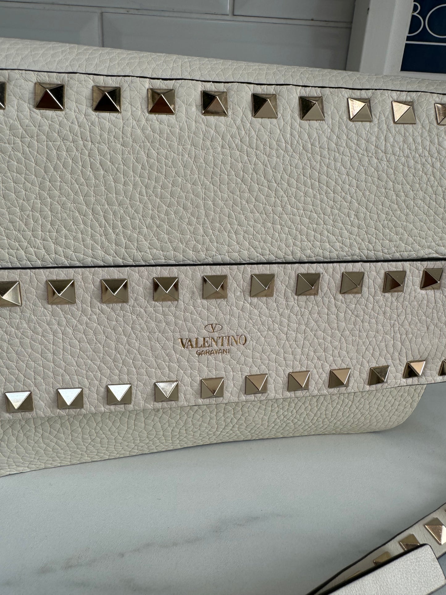 Valentino Garavani Small Rockstud Shoulder Bag - white