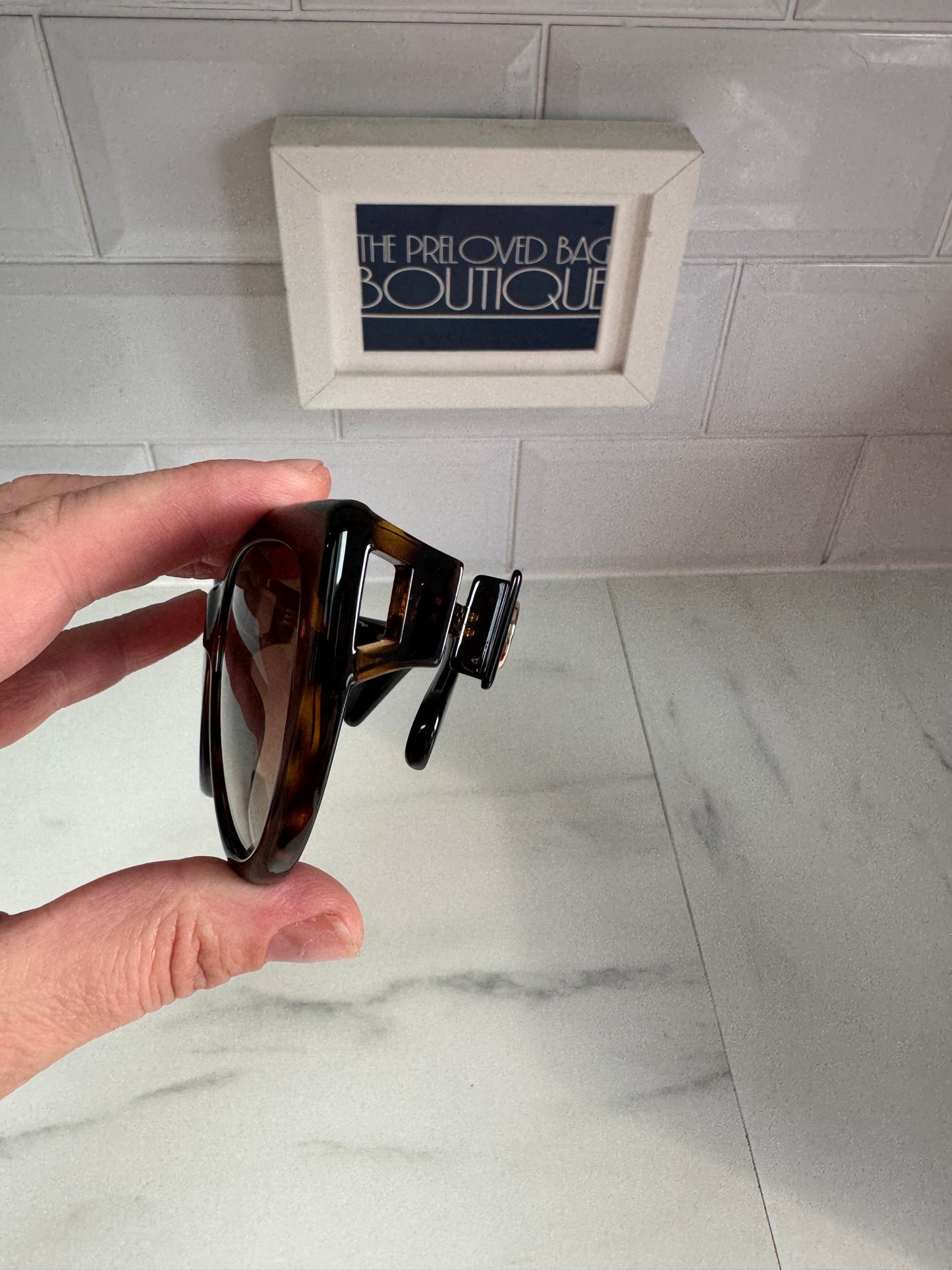 Gucci Interlocking G Sunglasses - Tortoiseshell Brown with a green case