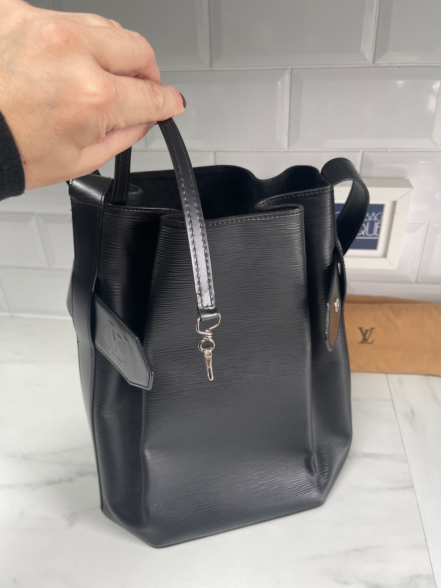 Louis Vuitton Sac D’epaul - Black Epi Leather