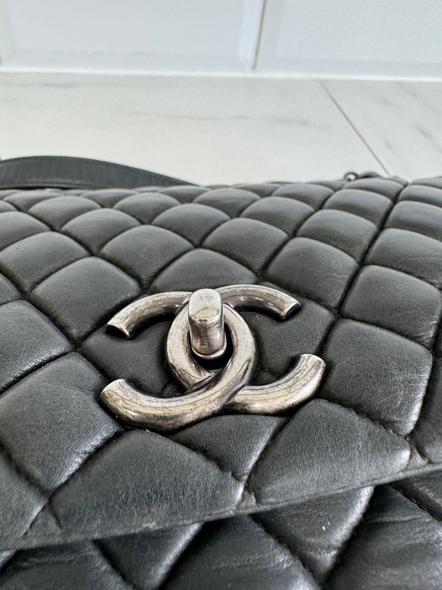 Chanel Iridescent Cc Bubble Flap Shoulder Bag - Black