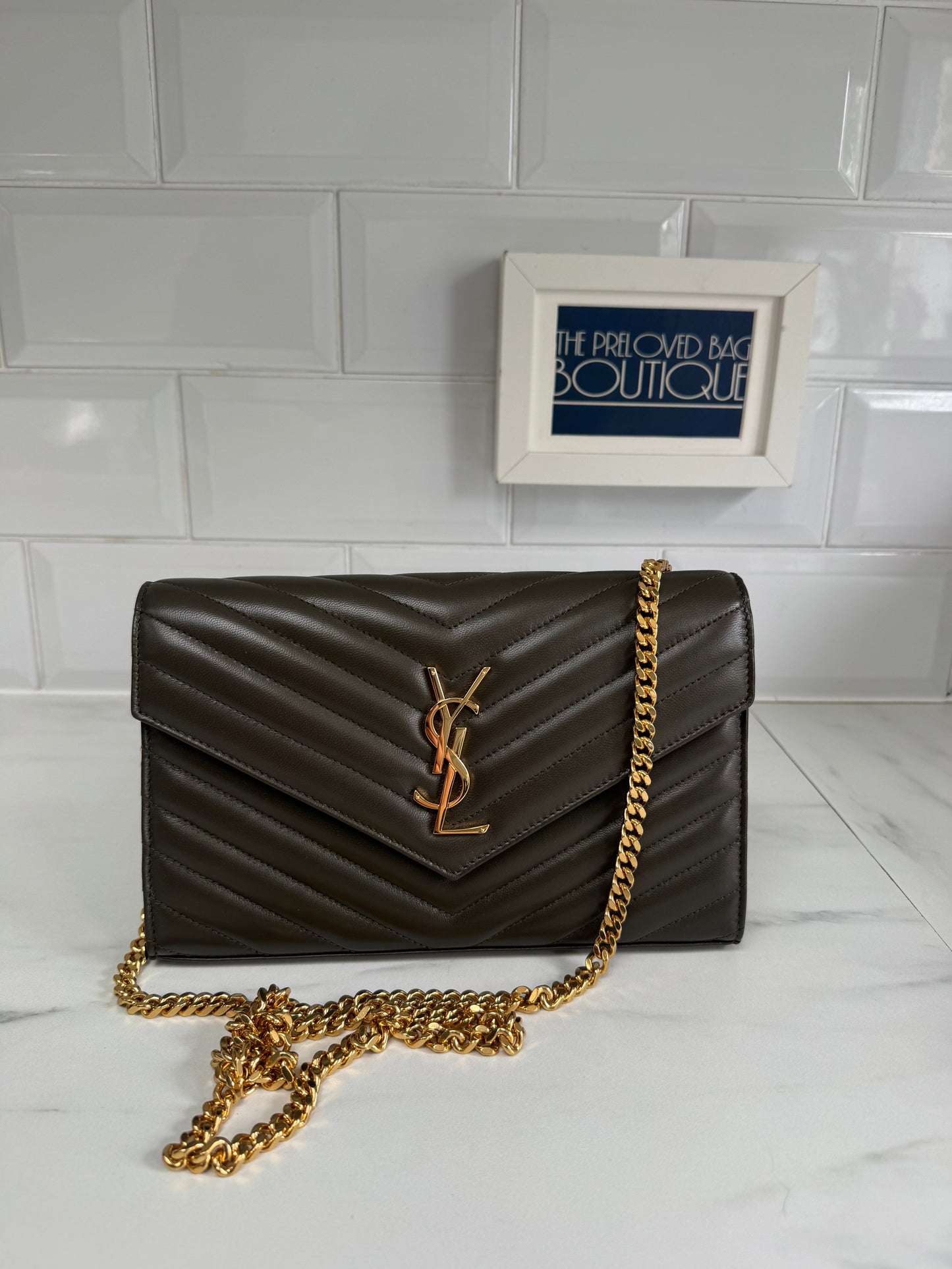 Saint Laurent ‘YSL’ Cassandre Chain Wallet - Light musk