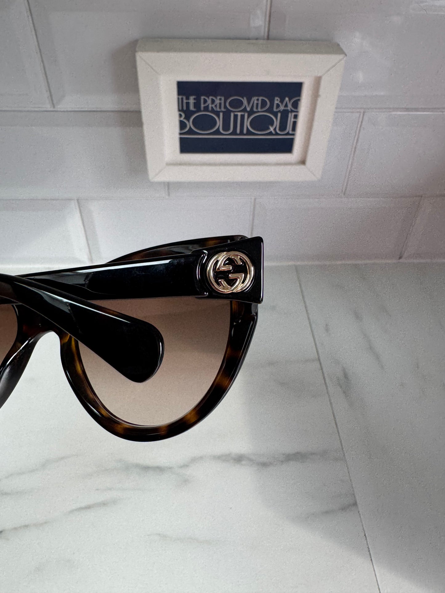 Gucci Interlocking G Sunglasses - Tortoiseshell Brown with a green case