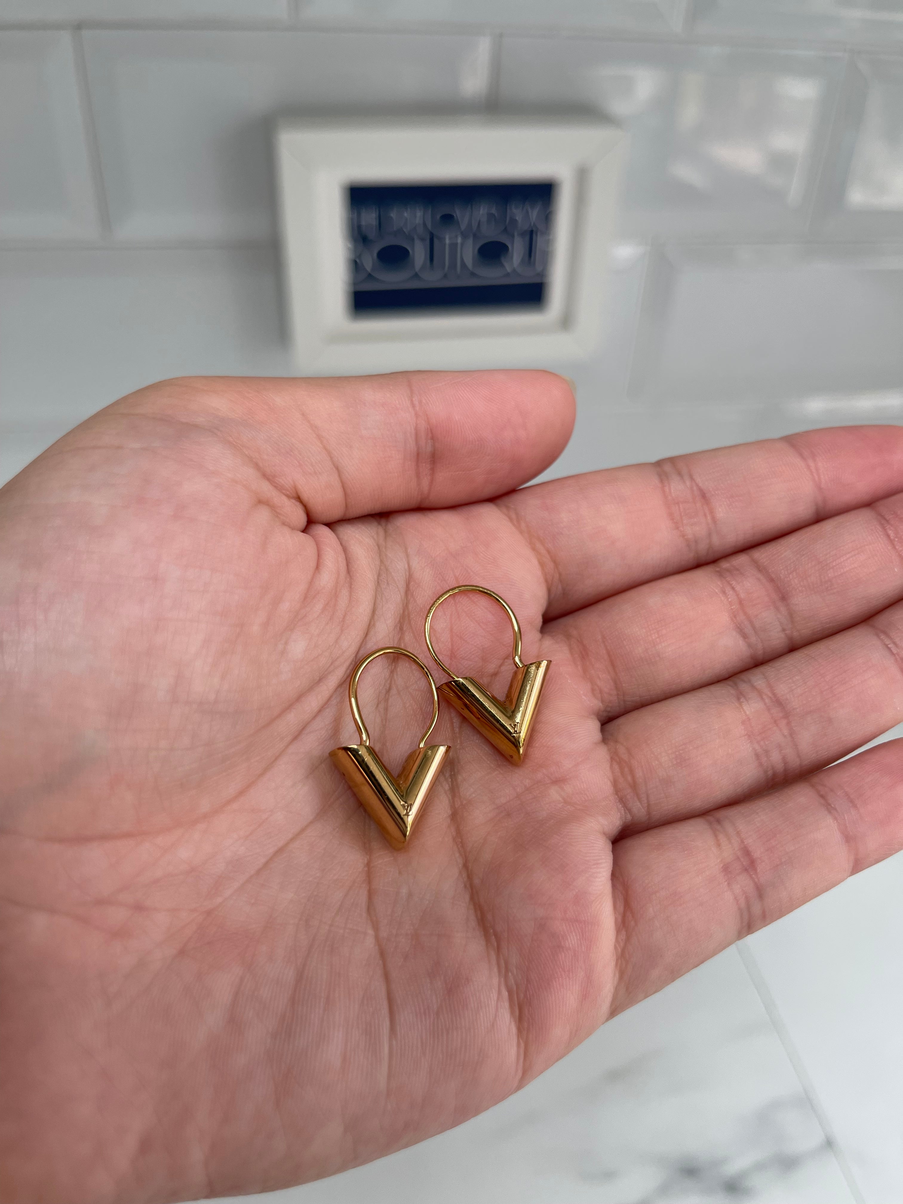 V earrings hot sale louis vuitton