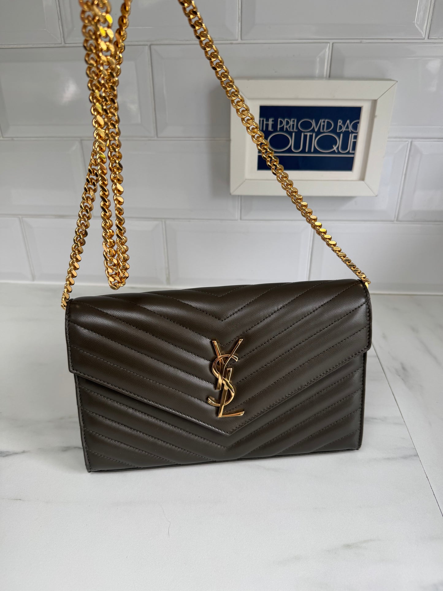 Saint Laurent ‘YSL’ Cassandre Chain Wallet - Light musk