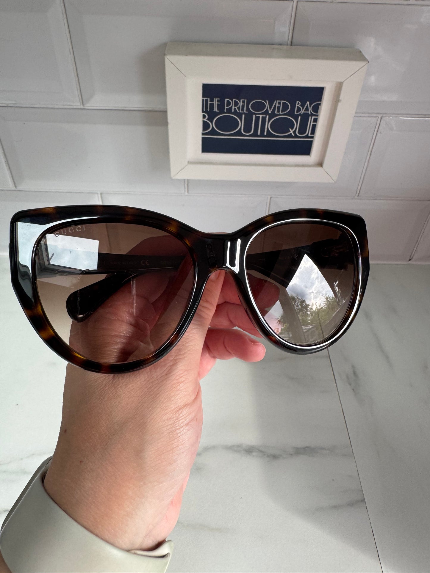 Gucci Interlocking G Sunglasses - Tortoiseshell Brown with a green case