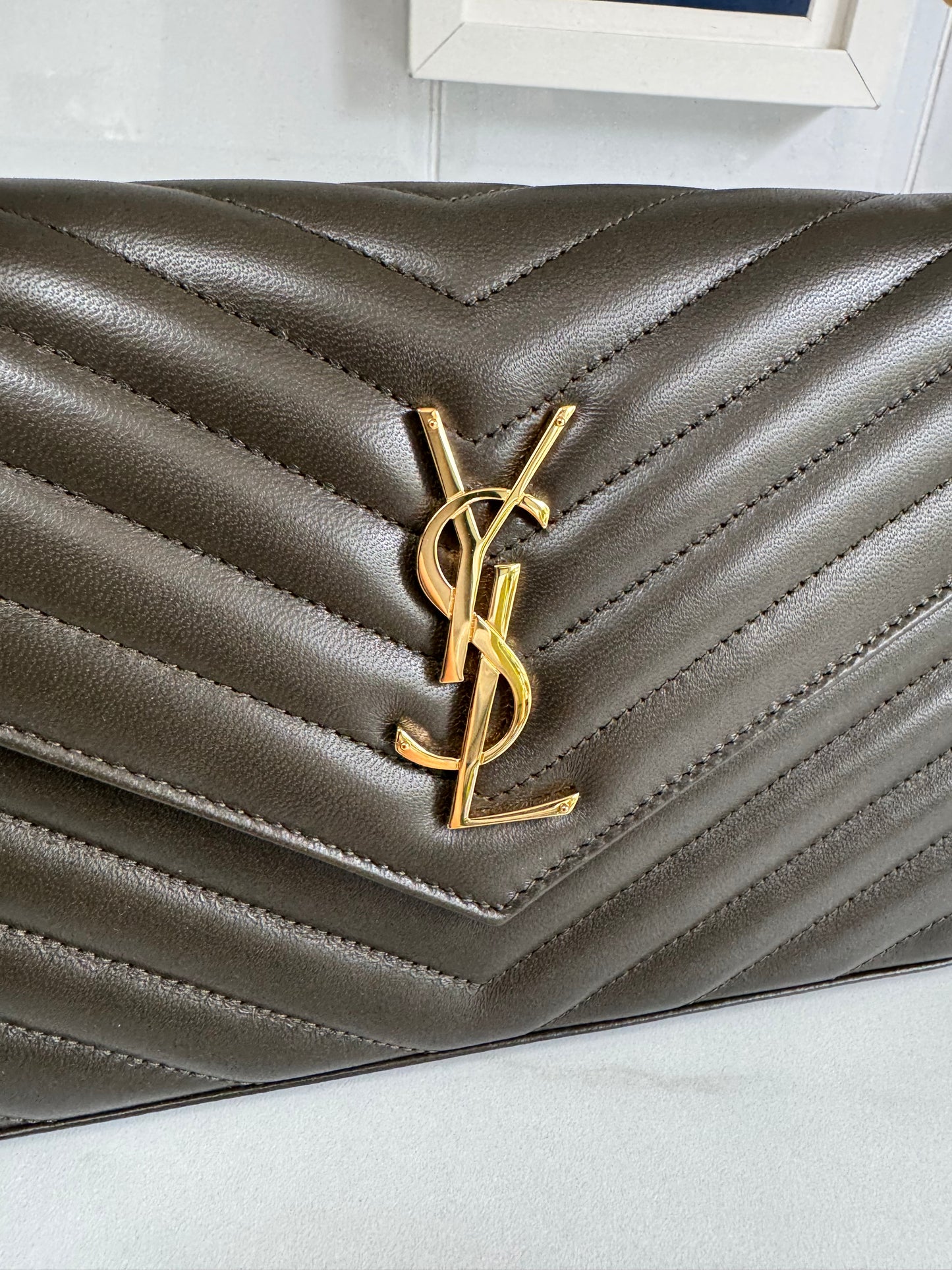 Saint Laurent ‘YSL’ Cassandre Chain Wallet - Light musk