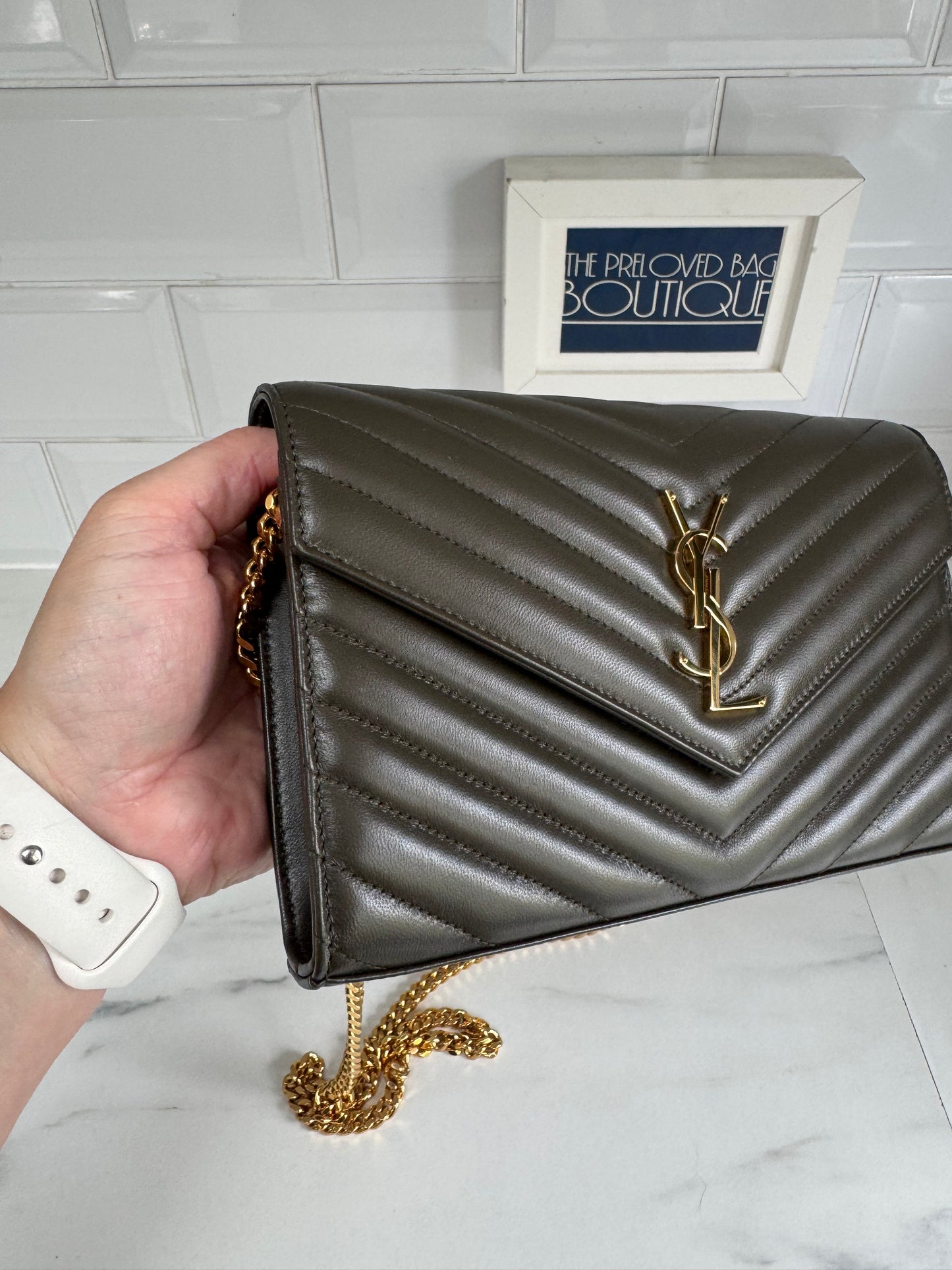 Saint Laurent ‘YSL’ Cassandre Chain Wallet - Light musk
