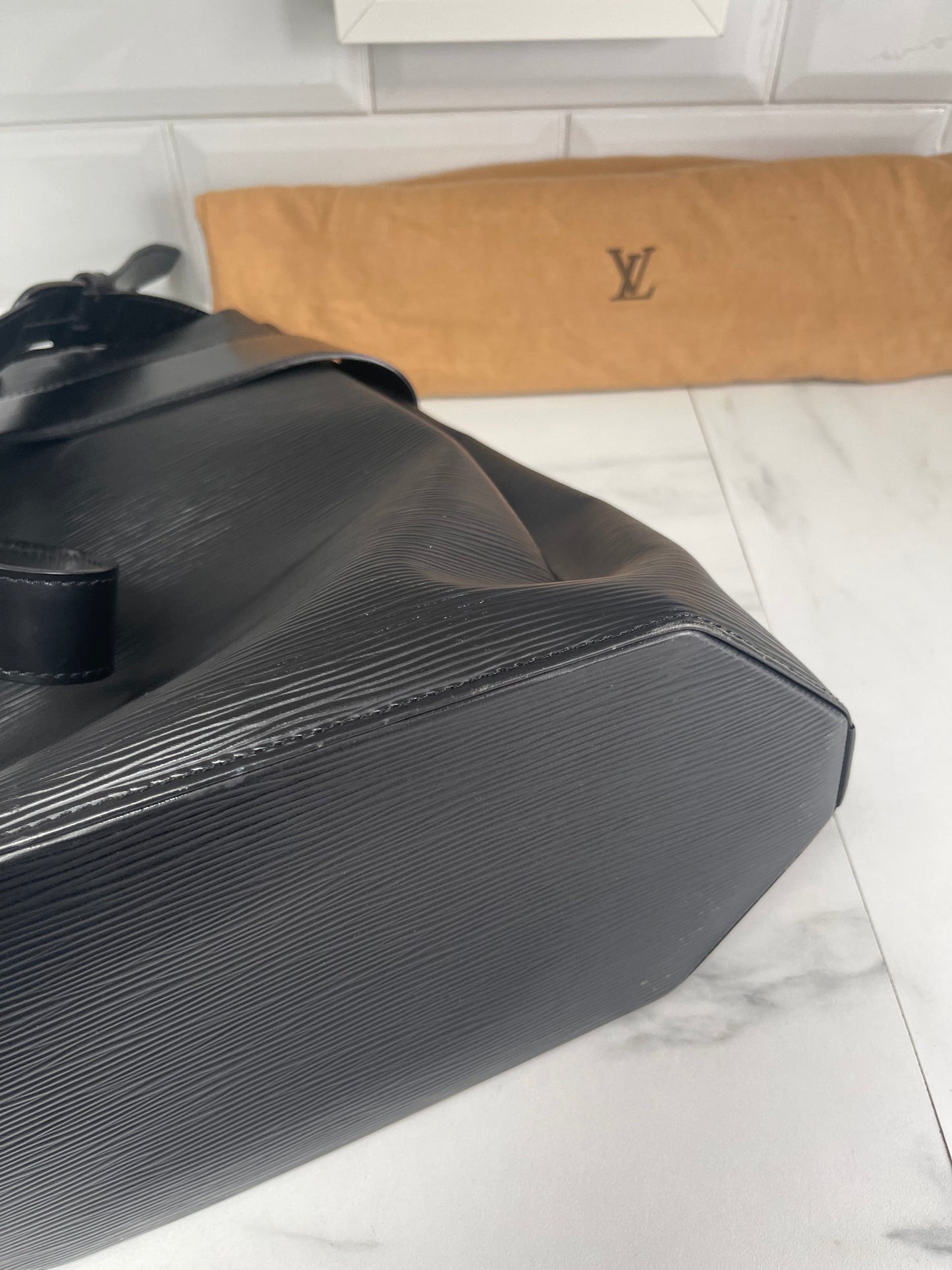 Louis Vuitton Sac D’epaul - Black Epi Leather