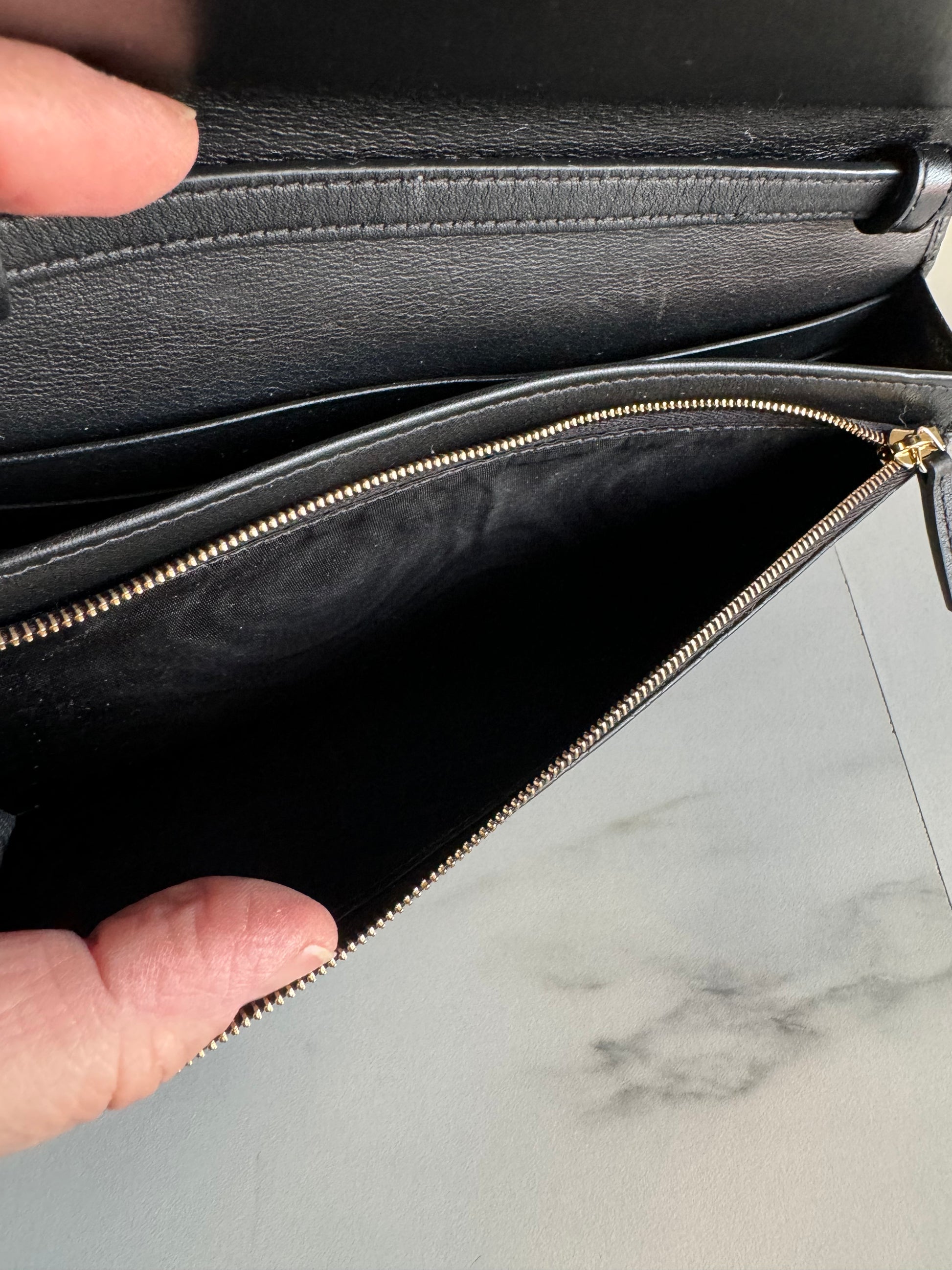 Gucci wallet 2025 crossbody microguccissima black