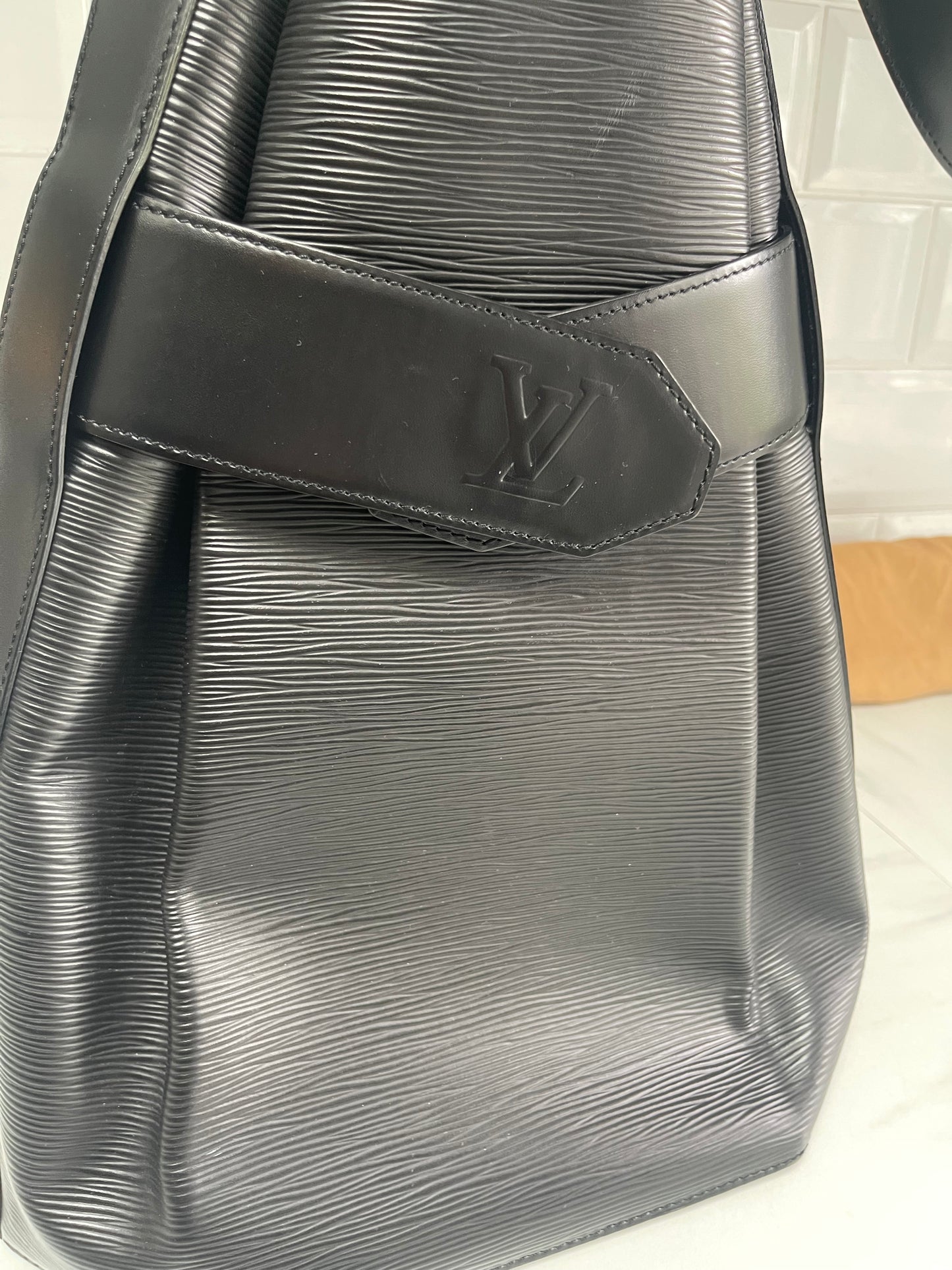 Louis Vuitton Sac D’epaul - Black Epi Leather