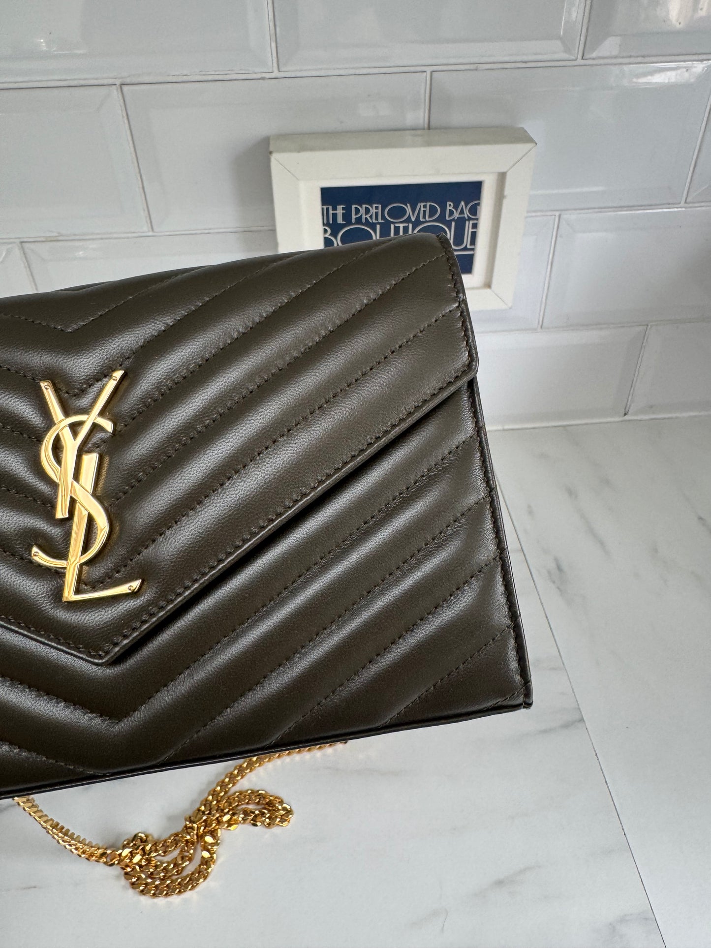 Saint Laurent ‘YSL’ Cassandre Chain Wallet - Light musk