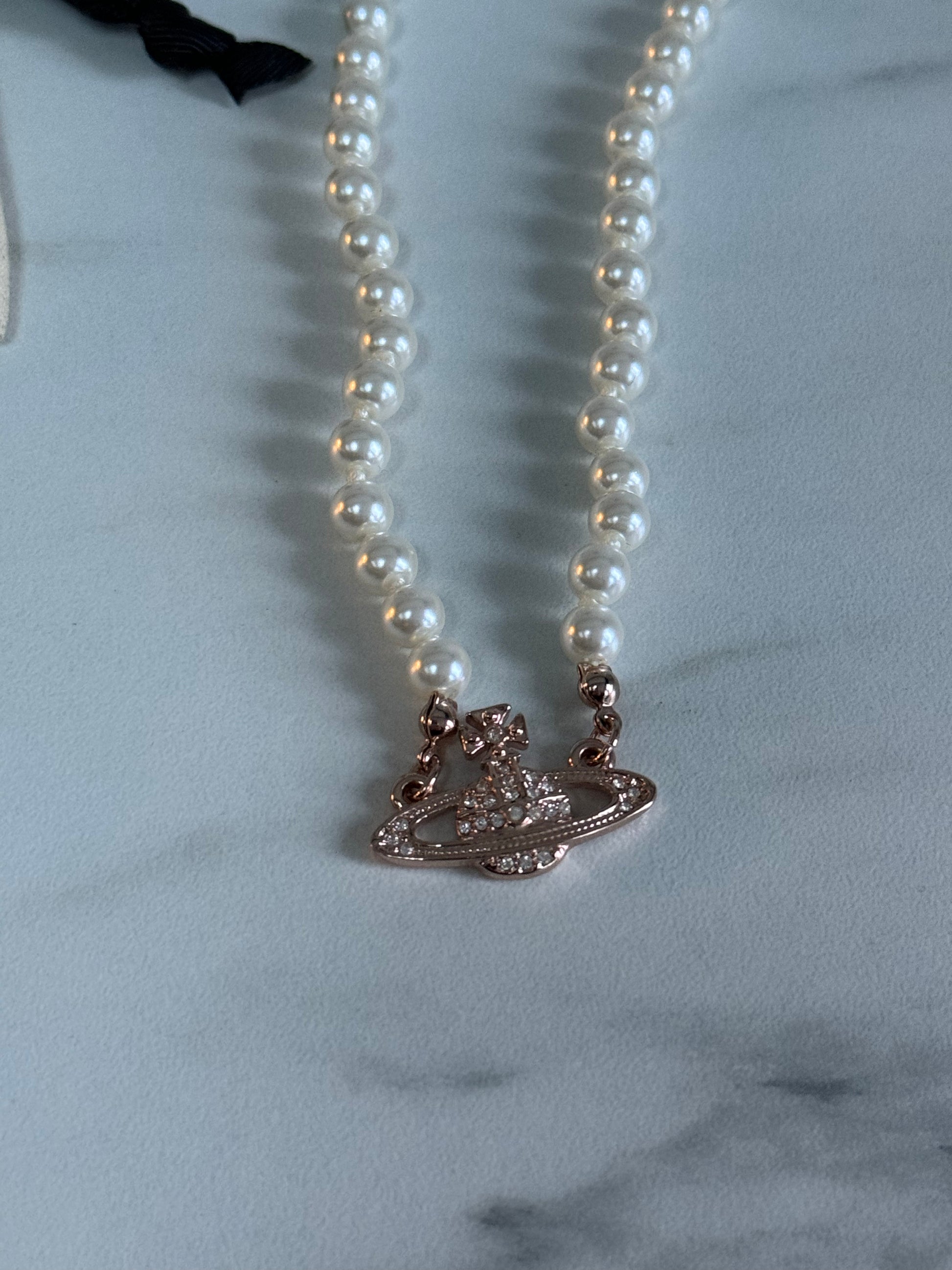 Vivienne westwood pearl necklace pink deals