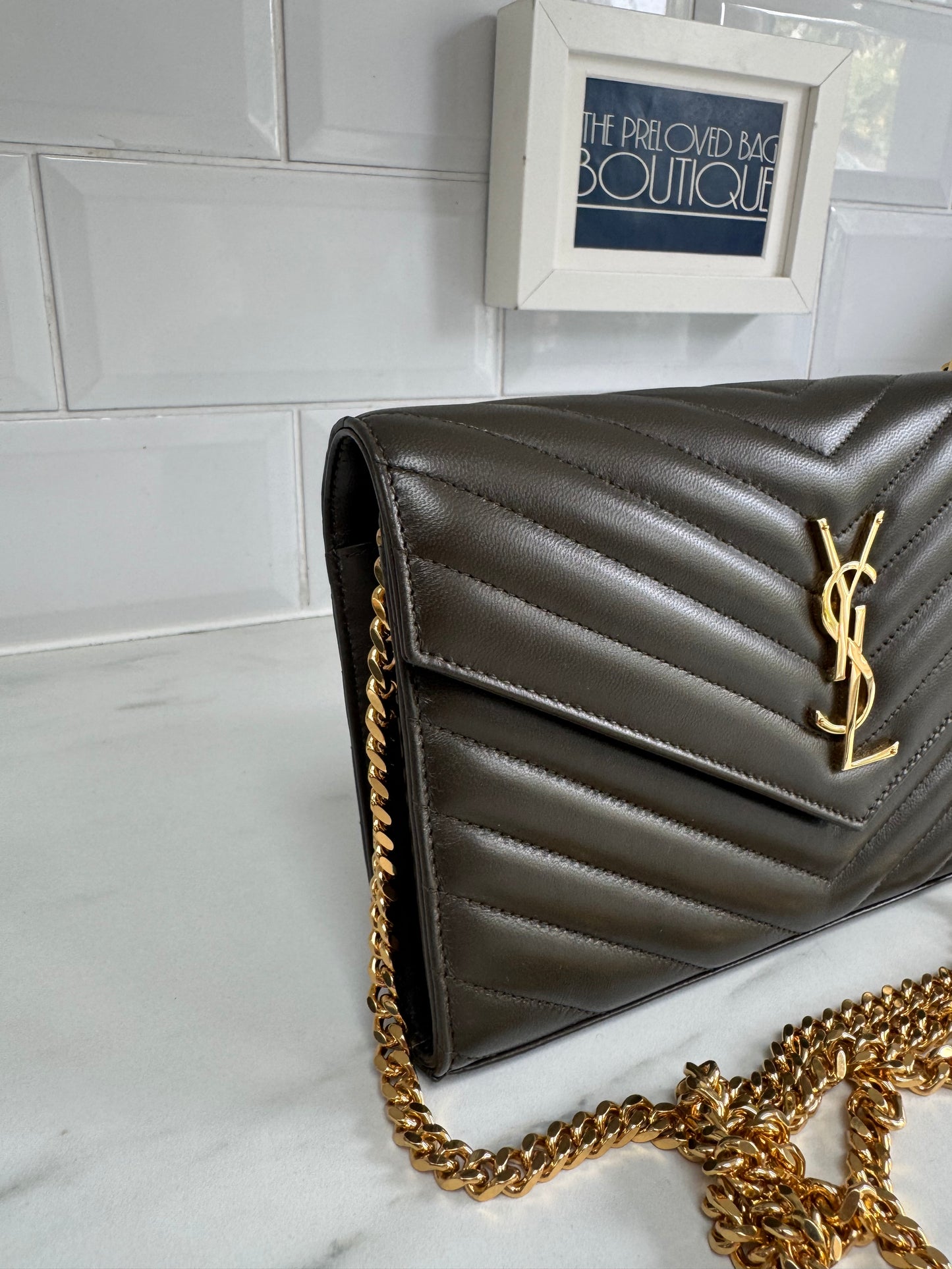 Saint Laurent ‘YSL’ Cassandre Chain Wallet - Light musk