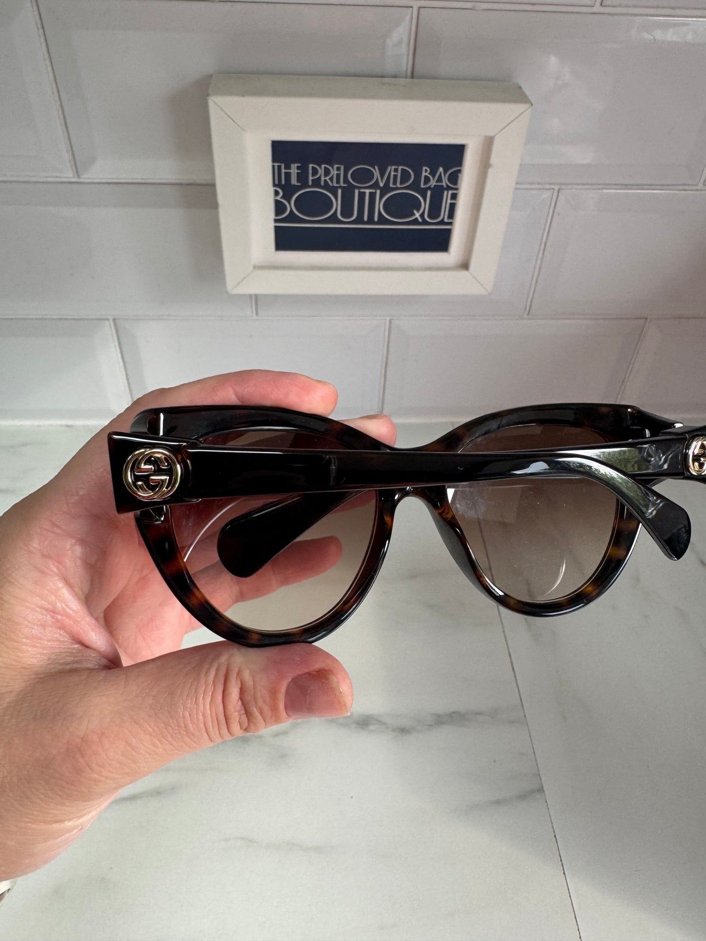 Gucci Interlocking G Sunglasses - Tortoiseshell Brown with a green case