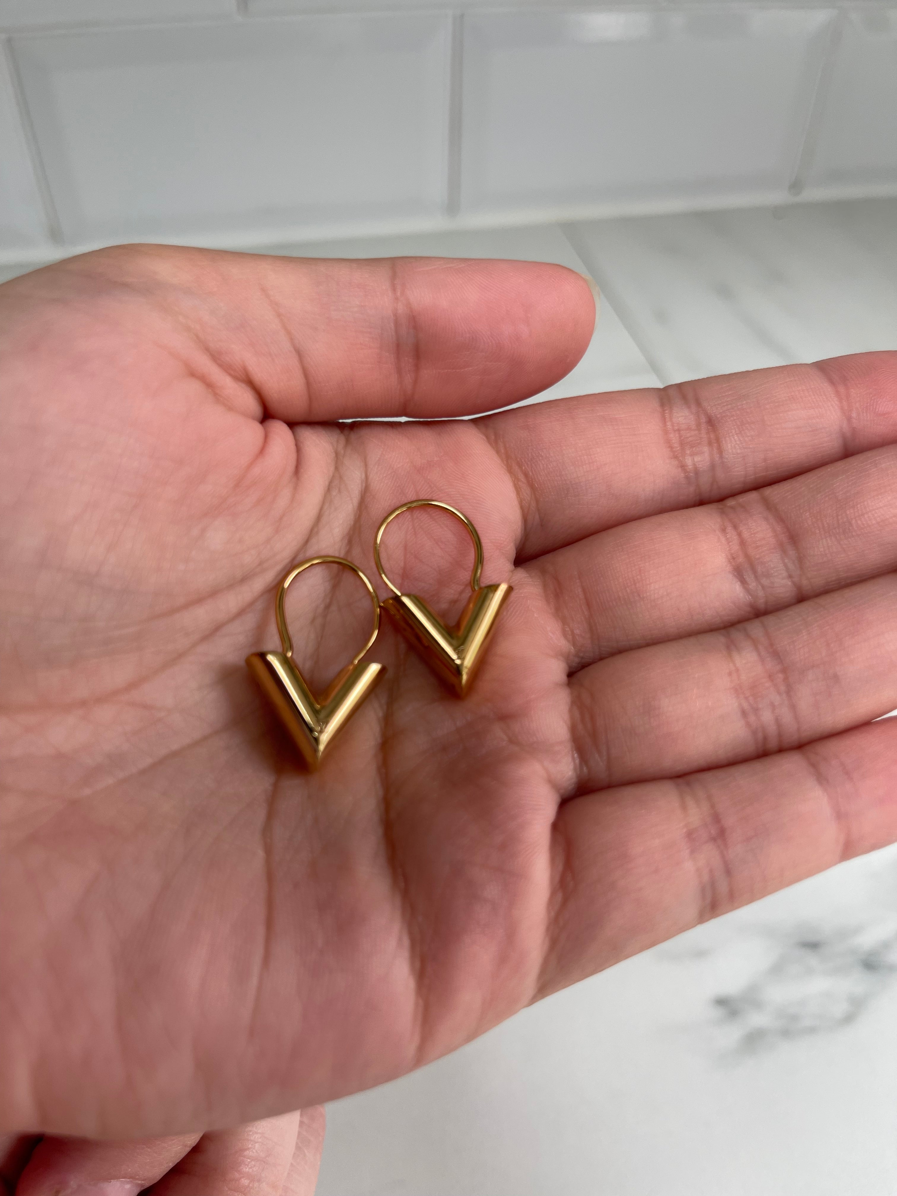 Louis vuitton v on sale earrings